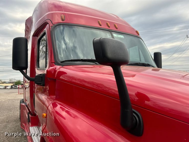 image for item EH3851 2017 Freightliner  Cascadia  semi truck