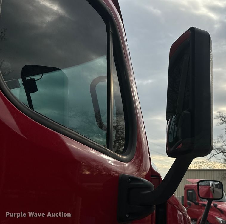 image for item EH3851 2017 Freightliner  Cascadia  semi truck