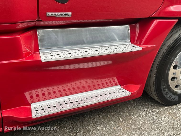 image for item EH3851 2017 Freightliner  Cascadia  semi truck