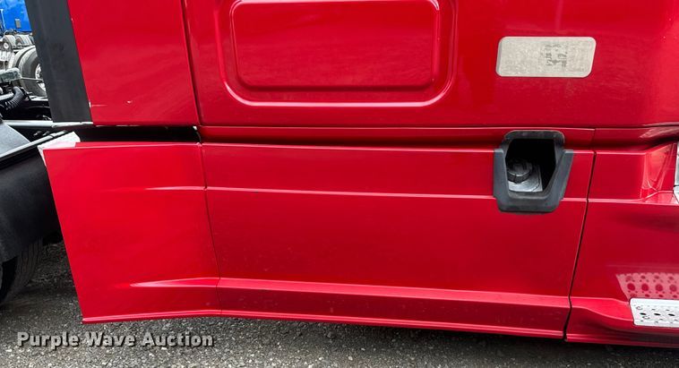 image for item EH3851 2017 Freightliner  Cascadia  semi truck