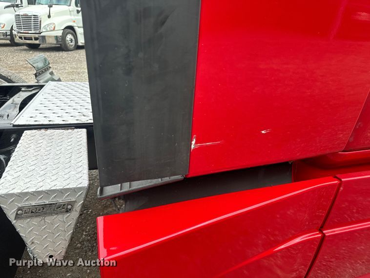 image for item EH3851 2017 Freightliner  Cascadia  semi truck