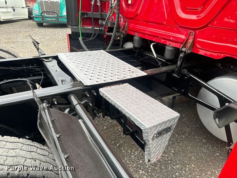 image for item EH3851 2017 Freightliner  Cascadia  semi truck