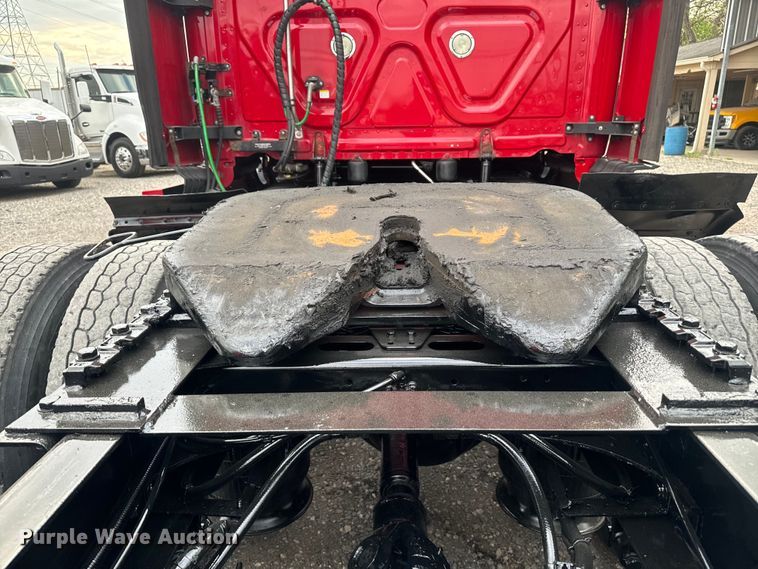 image for item EH3851 2017 Freightliner  Cascadia  semi truck