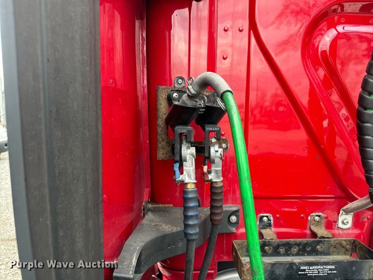 image for item EH3851 2017 Freightliner  Cascadia  semi truck