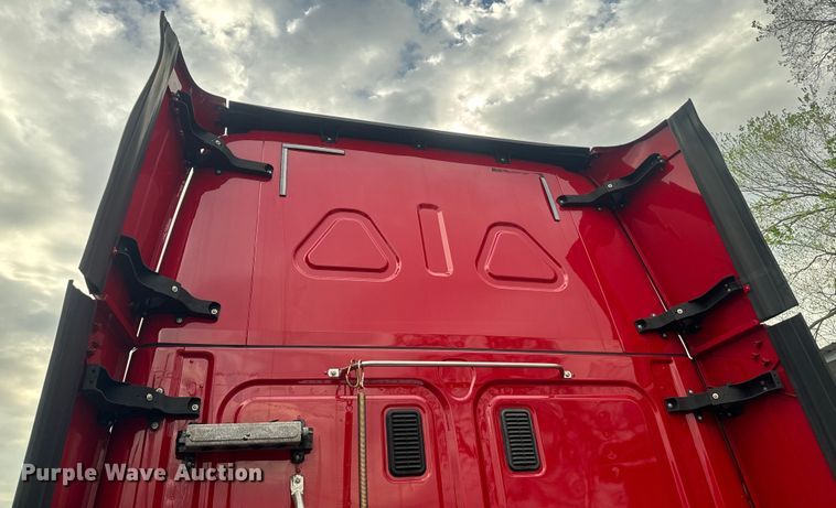 image for item EH3851 2017 Freightliner  Cascadia  semi truck