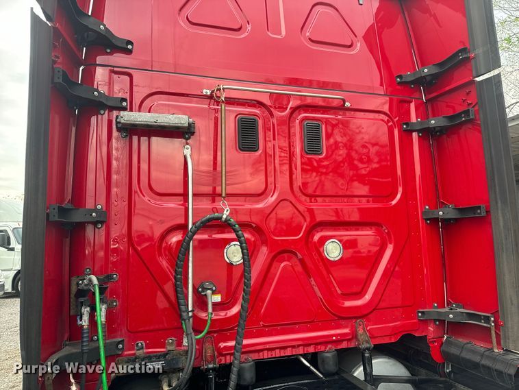 image for item EH3851 2017 Freightliner  Cascadia  semi truck