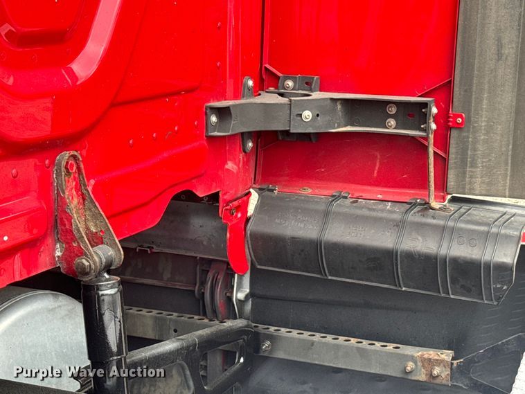 image for item EH3851 2017 Freightliner  Cascadia  semi truck