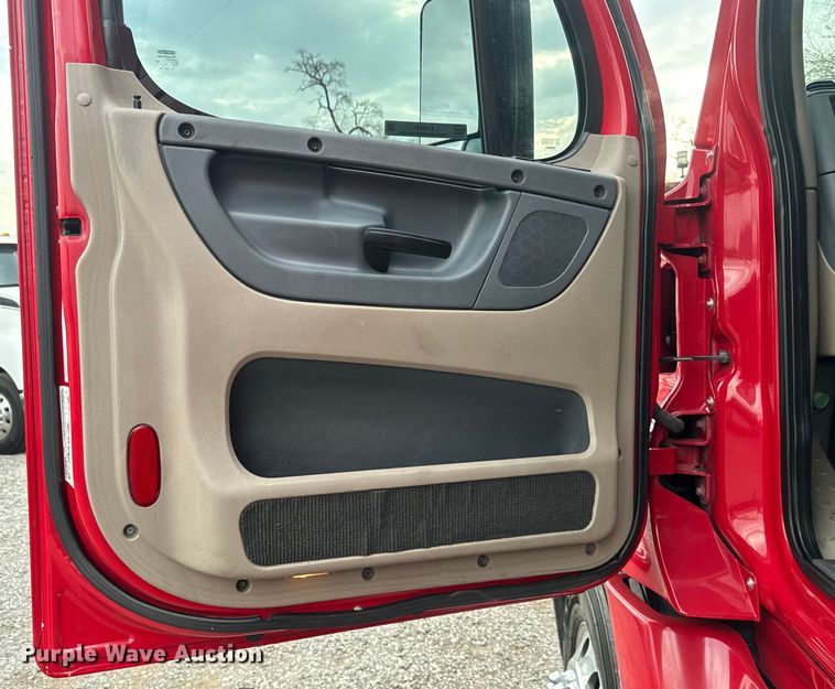 image for item EH3851 2017 Freightliner  Cascadia  semi truck