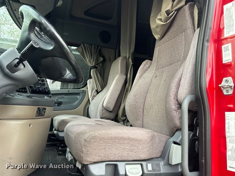 image for item EH3851 2017 Freightliner  Cascadia  semi truck