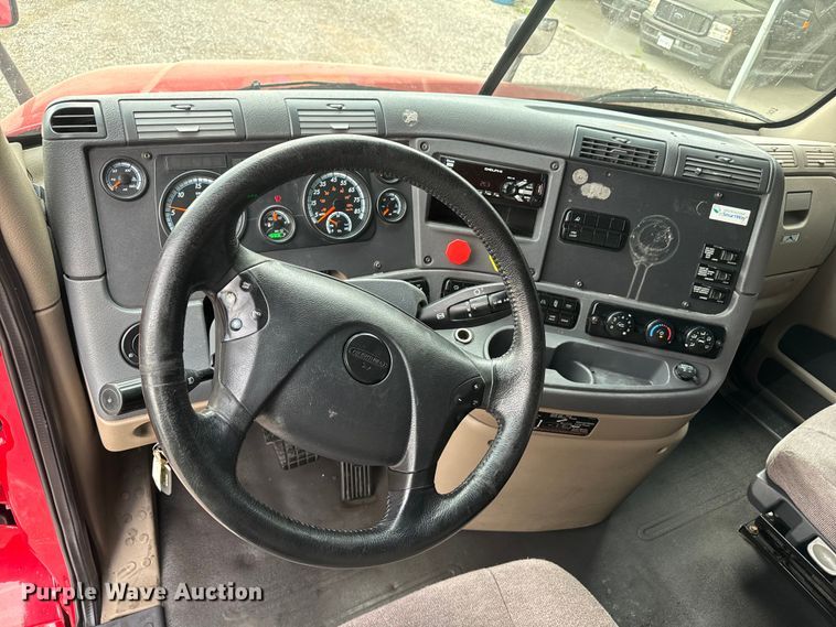 image for item EH3851 2017 Freightliner  Cascadia  semi truck