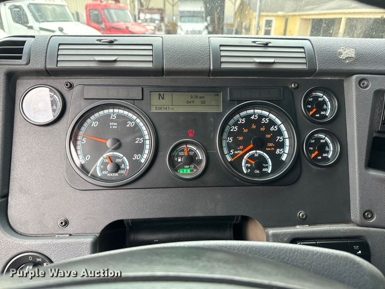 image for item EH3851 2017 Freightliner  Cascadia  semi truck