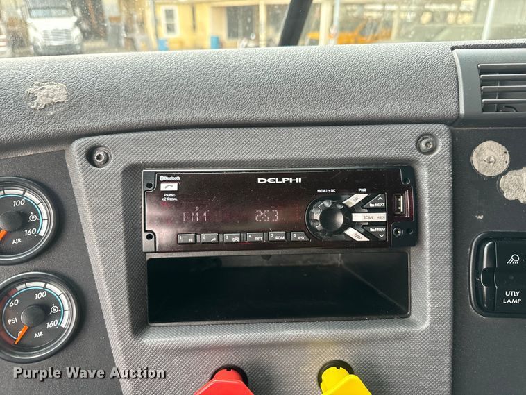 image for item EH3851 2017 Freightliner  Cascadia  semi truck