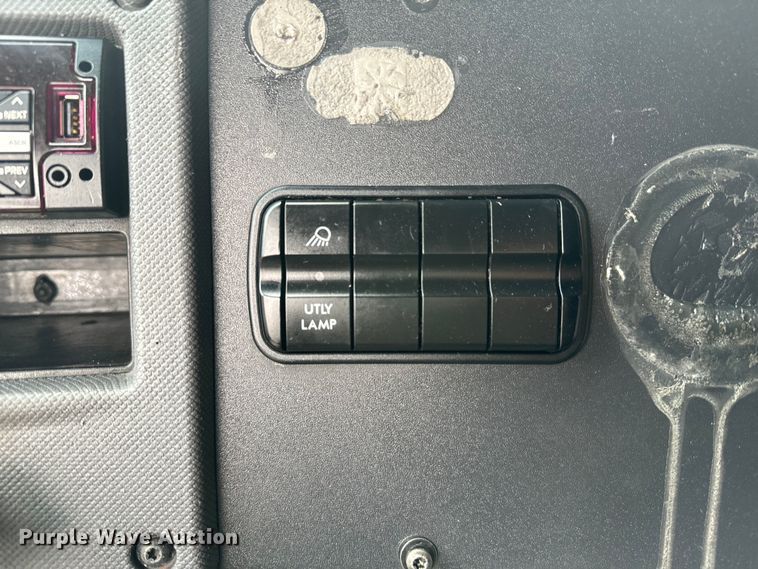 image for item EH3851 2017 Freightliner  Cascadia  semi truck