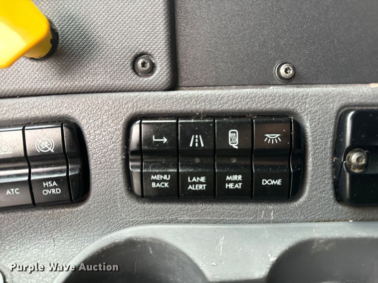 image for item EH3851 2017 Freightliner  Cascadia  semi truck