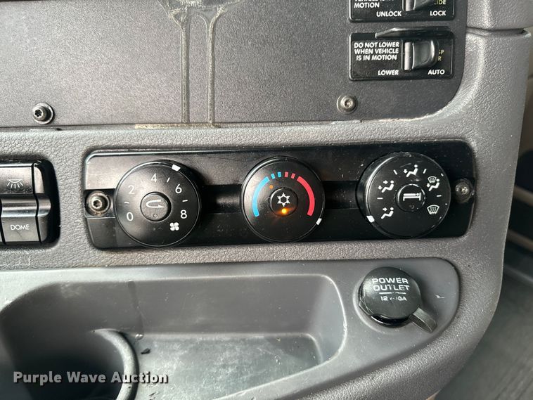 image for item EH3851 2017 Freightliner  Cascadia  semi truck