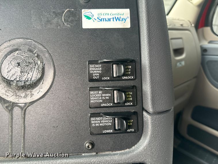 image for item EH3851 2017 Freightliner  Cascadia  semi truck