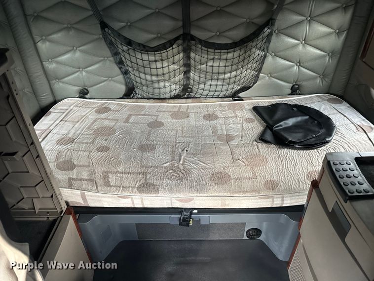 image for item EH3851 2017 Freightliner  Cascadia  semi truck