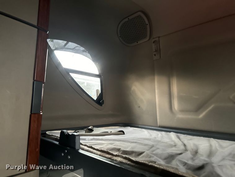 image for item EH3851 2017 Freightliner  Cascadia  semi truck