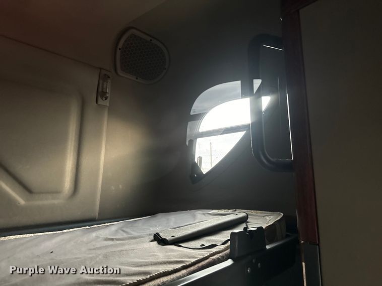 image for item EH3851 2017 Freightliner  Cascadia  semi truck