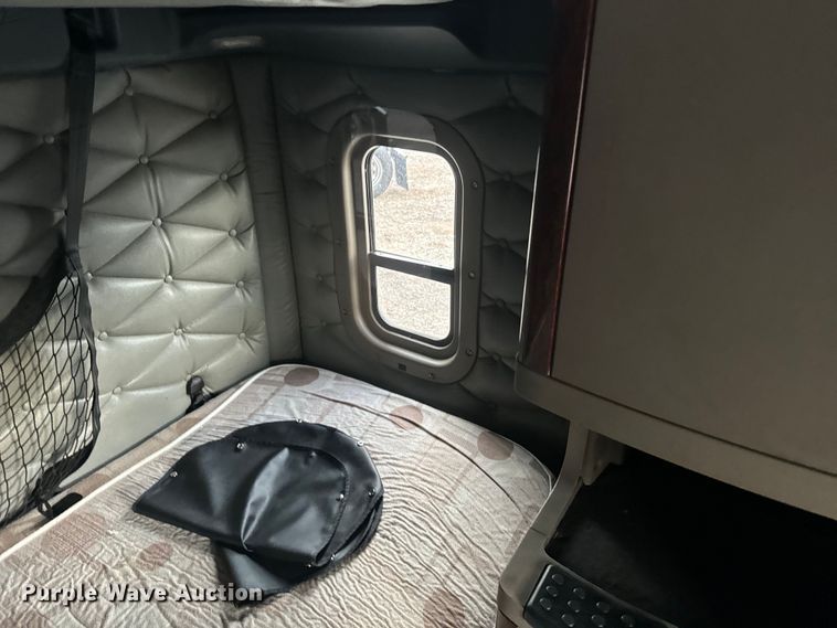 image for item EH3851 2017 Freightliner  Cascadia  semi truck