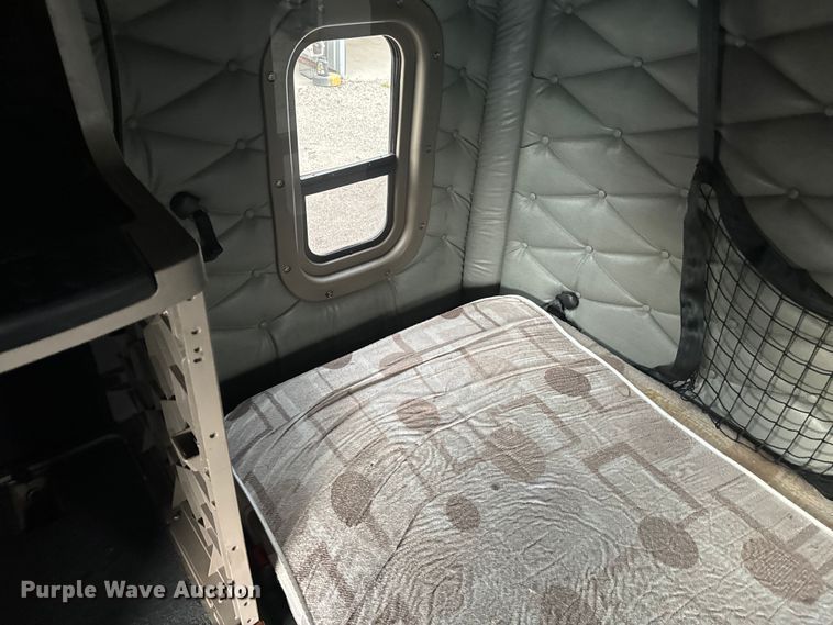 image for item EH3851 2017 Freightliner  Cascadia  semi truck