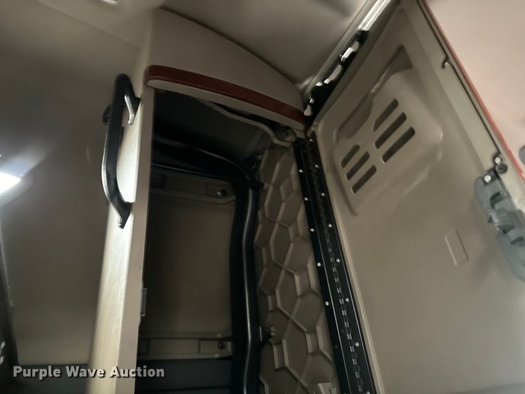 image for item EH3851 2017 Freightliner  Cascadia  semi truck