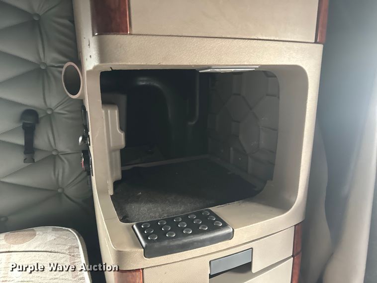 image for item EH3851 2017 Freightliner  Cascadia  semi truck