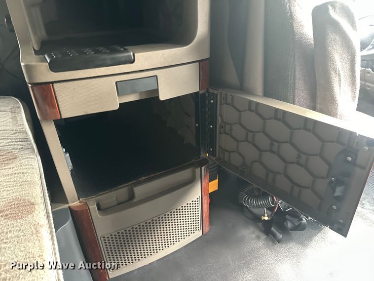 image for item EH3851 2017 Freightliner  Cascadia  semi truck