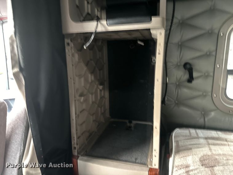 image for item EH3851 2017 Freightliner  Cascadia  semi truck