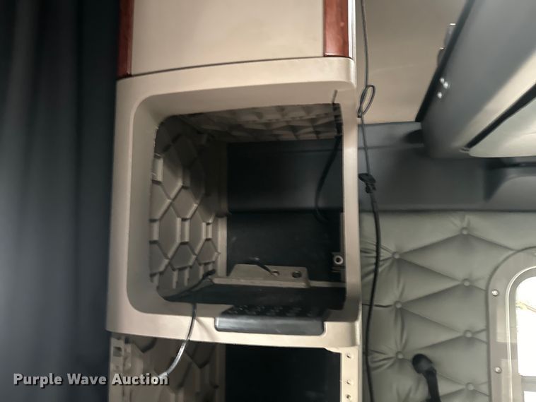 image for item EH3851 2017 Freightliner  Cascadia  semi truck