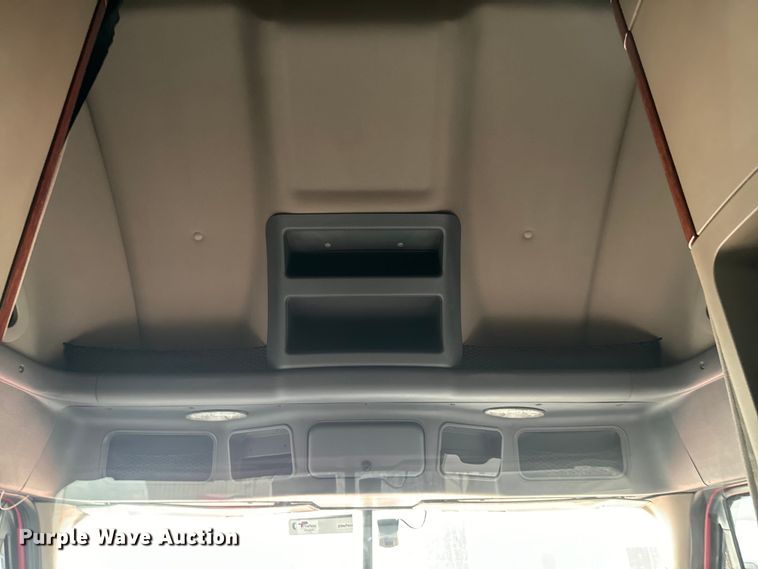 image for item EH3851 2017 Freightliner  Cascadia  semi truck