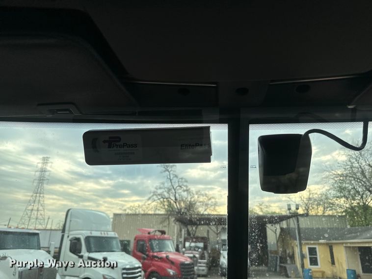 image for item EH3851 2017 Freightliner  Cascadia  semi truck