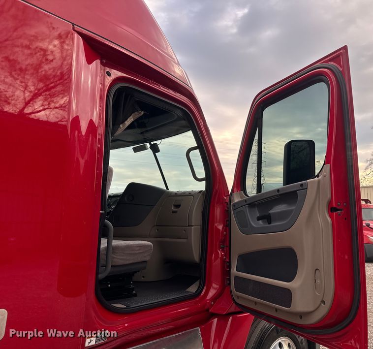 image for item EH3851 2017 Freightliner  Cascadia  semi truck