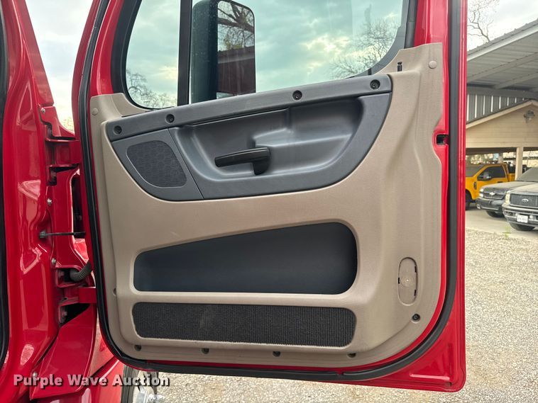 image for item EH3851 2017 Freightliner  Cascadia  semi truck