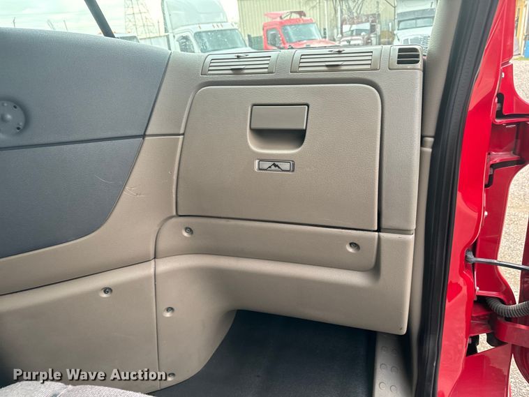 image for item EH3851 2017 Freightliner  Cascadia  semi truck