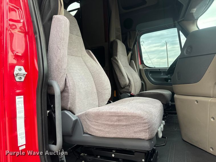 image for item EH3851 2017 Freightliner  Cascadia  semi truck