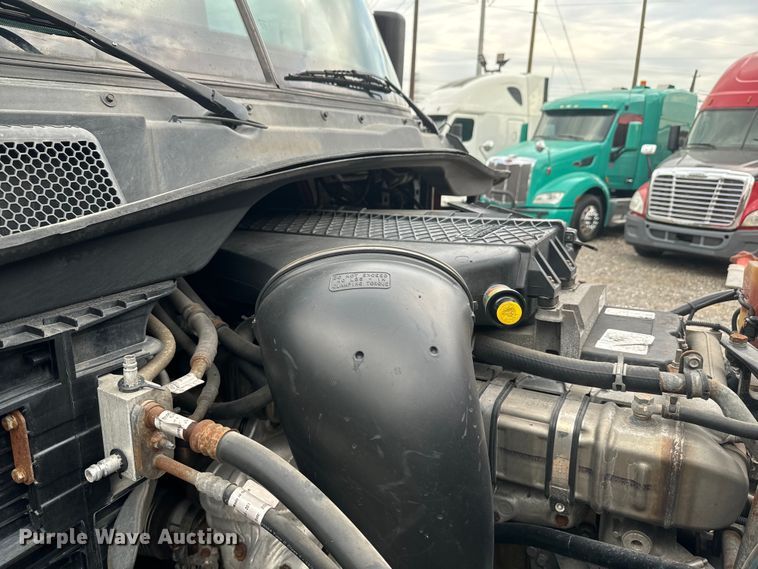 image for item EH3851 2017 Freightliner  Cascadia  semi truck