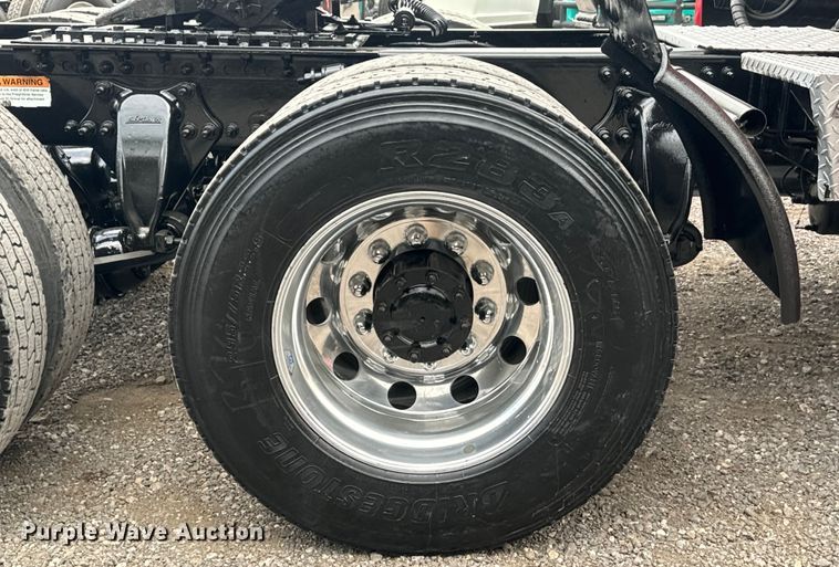 image for item EH3851 2017 Freightliner  Cascadia  semi truck