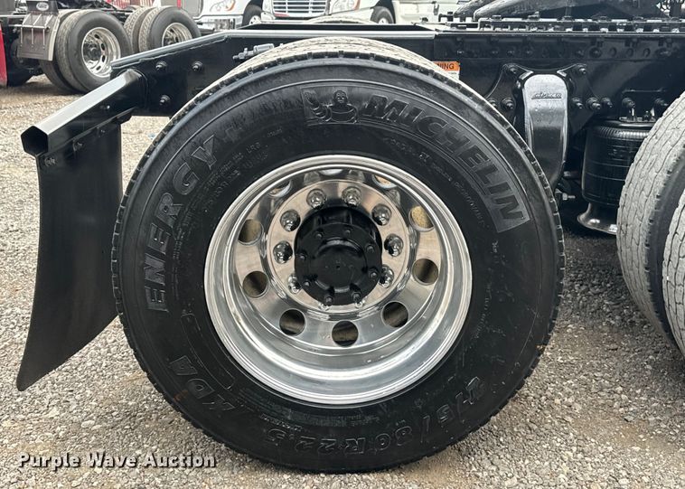 image for item EH3851 2017 Freightliner  Cascadia  semi truck