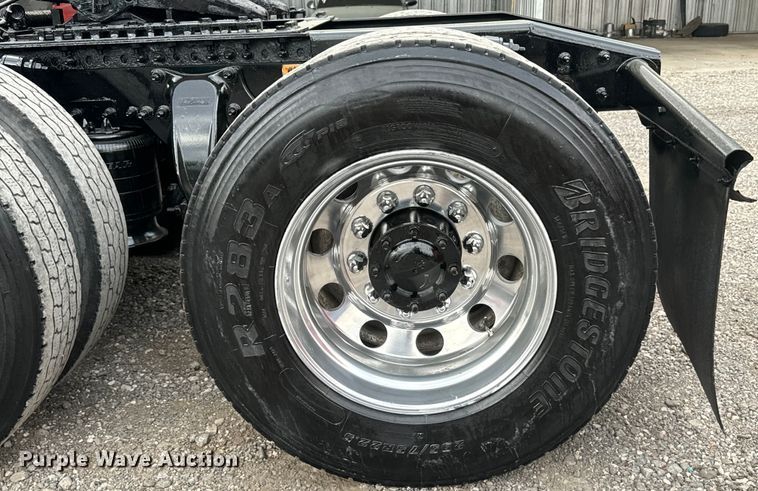 image for item EH3851 2017 Freightliner  Cascadia  semi truck