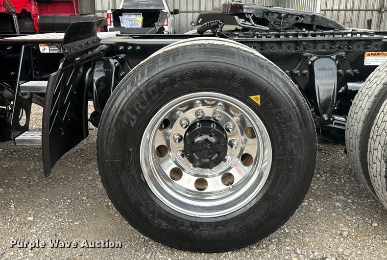 image for item EH3851 2017 Freightliner  Cascadia  semi truck