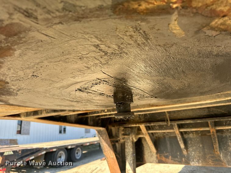 image for item EH6599 1983 Trail King Industries 1452-4260 drop deck trailer