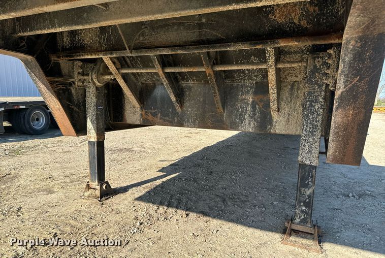 image for item EH6599 1983 Trail King Industries 1452-4260 drop deck trailer