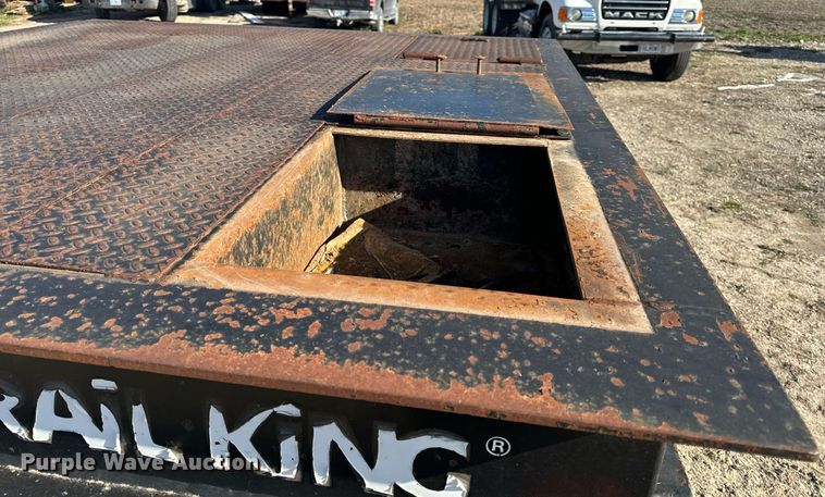 image for item EH6599 1983 Trail King Industries 1452-4260 drop deck trailer