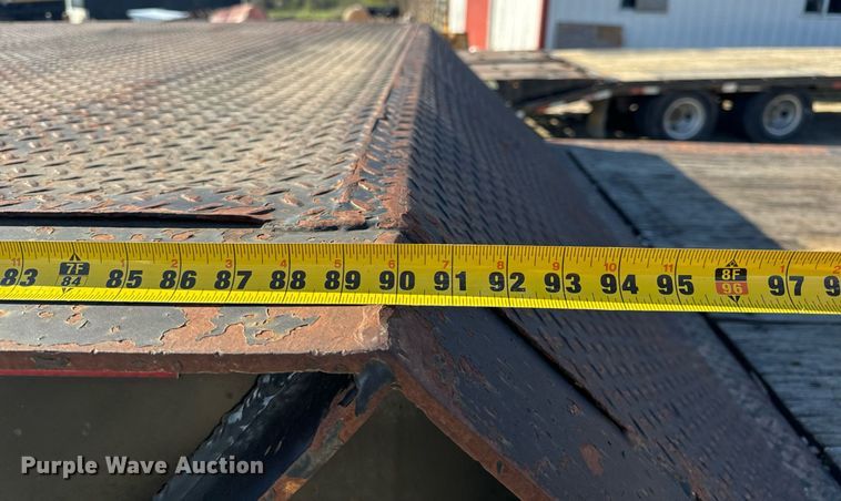 image for item EH6599 1983 Trail King Industries 1452-4260 drop deck trailer