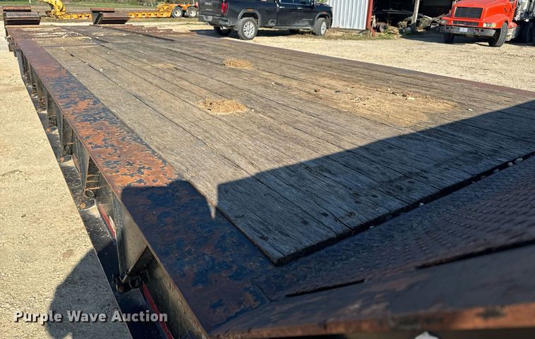 image for item EH6599 1983 Trail King Industries 1452-4260 drop deck trailer