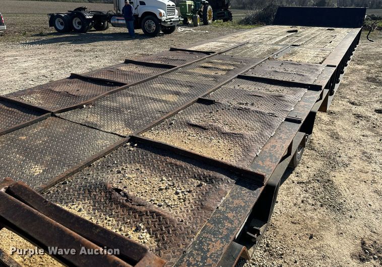 image for item EH6599 1983 Trail King Industries 1452-4260 drop deck trailer