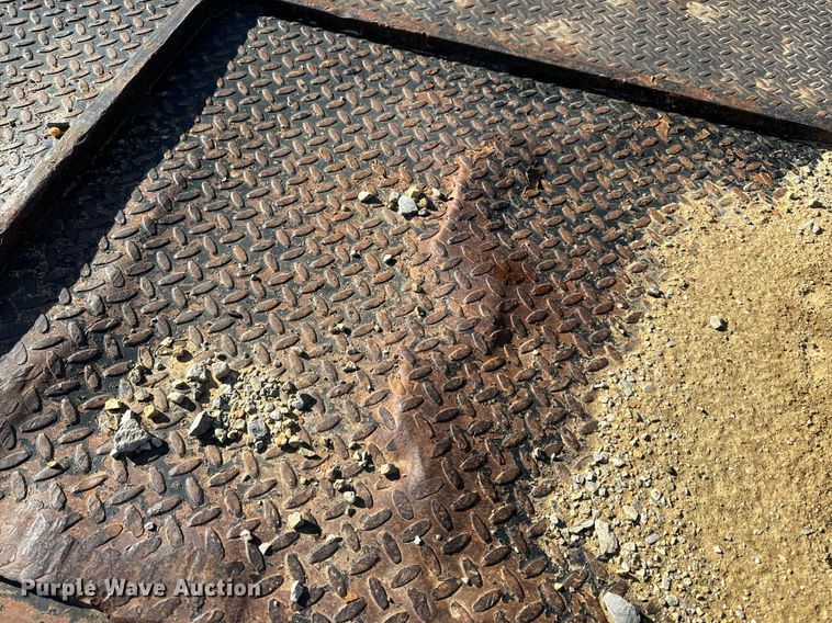 image for item EH6599 1983 Trail King Industries 1452-4260 drop deck trailer