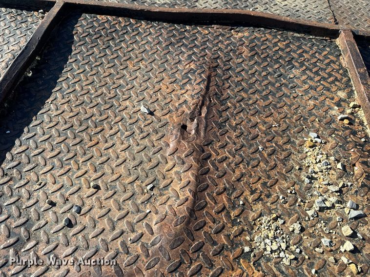 image for item EH6599 1983 Trail King Industries 1452-4260 drop deck trailer