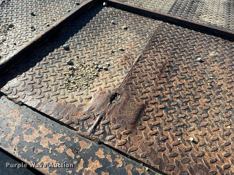 image for item EH6599 1983 Trail King Industries 1452-4260 drop deck trailer